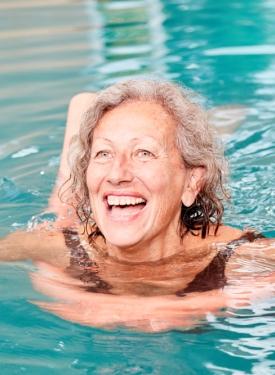 personne agée piscine
