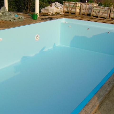 Pose de liner armé pour cette réalisation de piscine extérieure rectangulaire