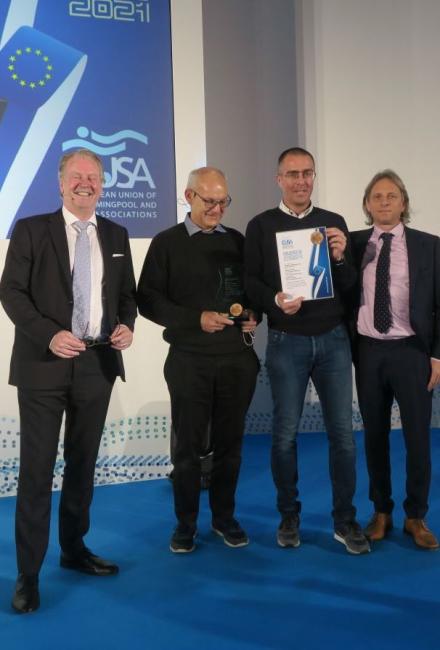 Piscines Ondine reçoit l'EUSA Bronze Award - catégorie piscines domestiques avec couverture automatique.