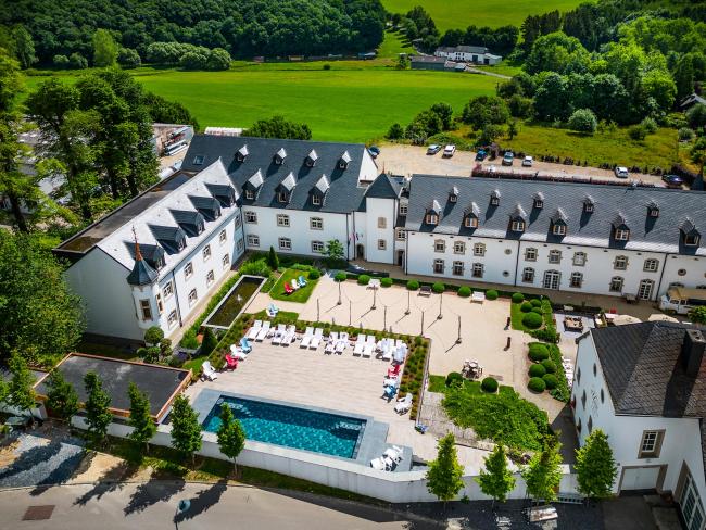 Piscine intérieure, piscine extérieure et jacuzzi de haut standing pour l'hôtel **** Chateau d'Urspelt