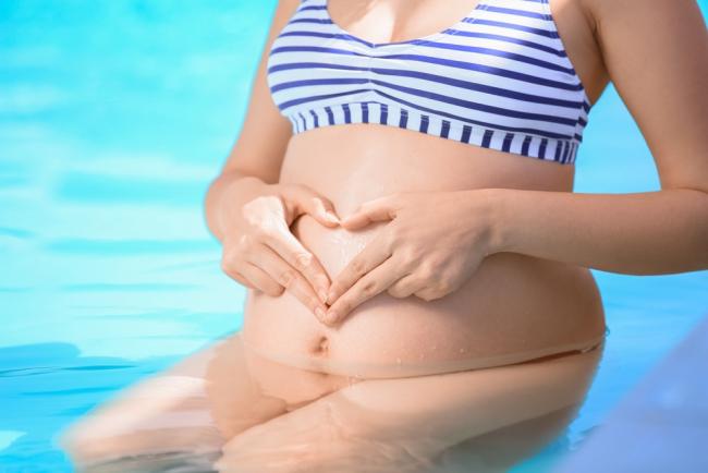 femme enceinte grossesse piscine spa jacuzzi