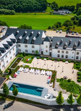 Piscine intérieure, piscine extérieure et jacuzzi de haut standing pour l'hôtel **** Chateau d'Urspelt