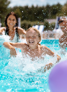 jeu dans la piscine 