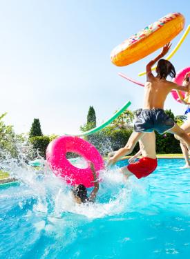 jouer dans la piscine