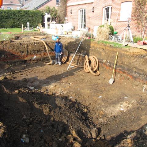 Réalisation d'un terrassement pour piscine extérieure 