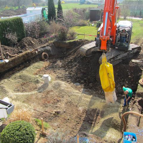 Pose de drains pour cette piscine extérieure