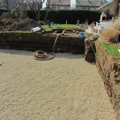 Pose de drains pour cette piscine extérieure