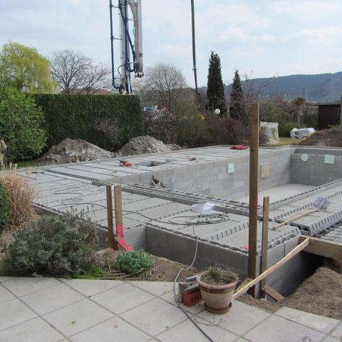 Terrasse en hourdis pour cette piscine extérieure 