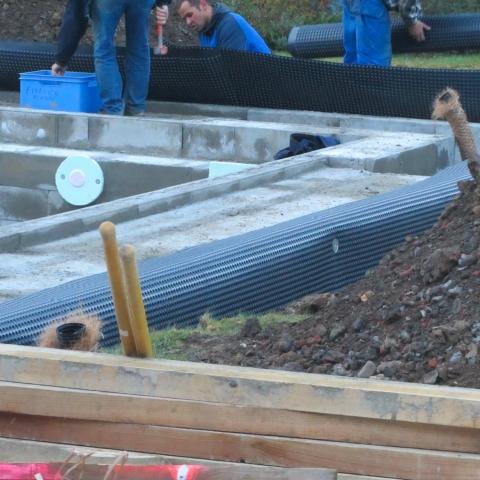 Pose d'un platon sur cette piscine rectangulaire