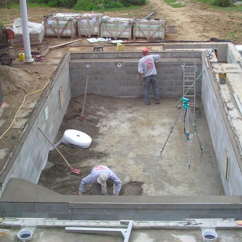 Réalisation de chape pour piscine extérieure