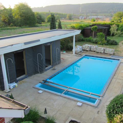 Photo du chantier en cours pour cette piscine extérieure rectangulaire