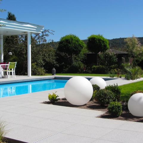 Piscine extérieure rectangulaire avec terrasse