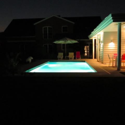Eclairage de nuit pour cette piscine extérieure rectangulaire