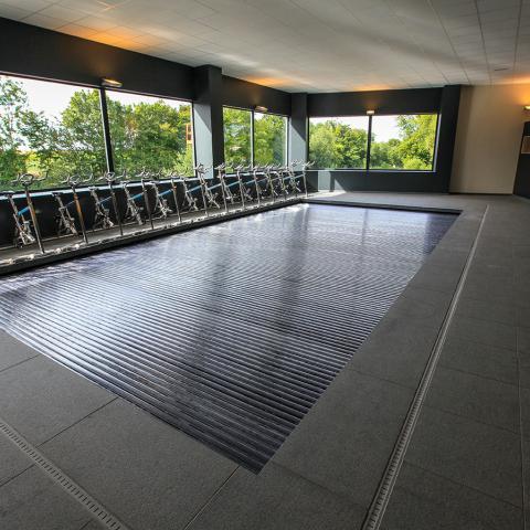 Pose de couverture pour piscine intérieure par Piscines Ondine