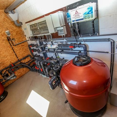 Local technique de cette piscine extérieure rectangulaire