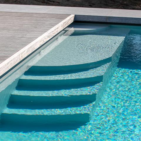 Escalier d'une piscine à débordement