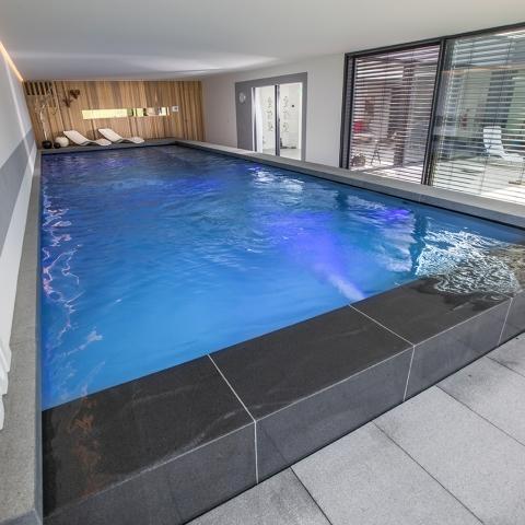 Esthétisme, élégance pour cette piscine à débordement