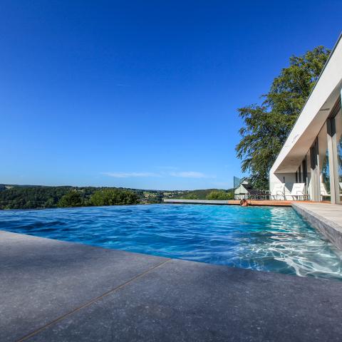 Piscine extérieure à débordement