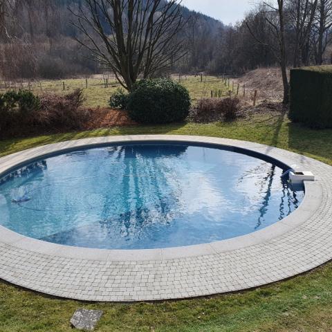 piscine extérieure ronde