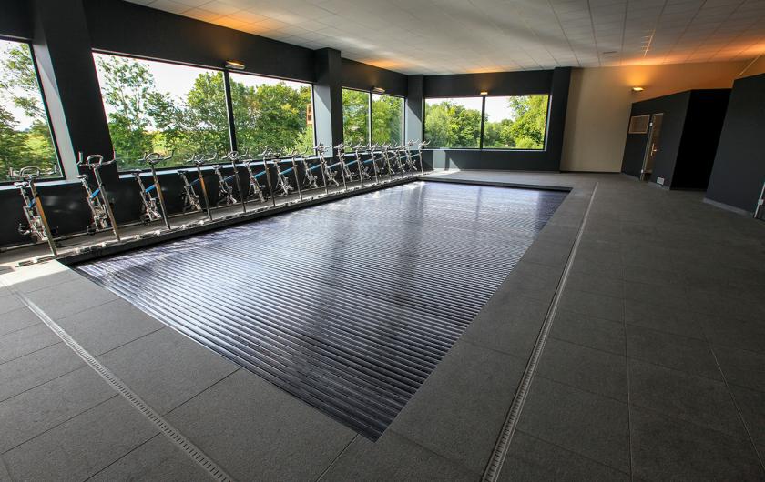 Pose de couverture pour piscine intérieure par Piscines Ondine