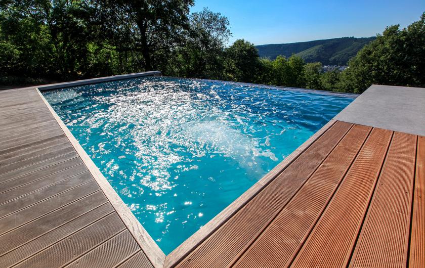 Dallage autour de cette réalisation signée Piscine Ondine