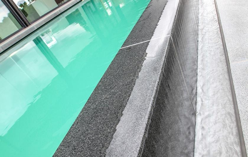 Piscine à débordement