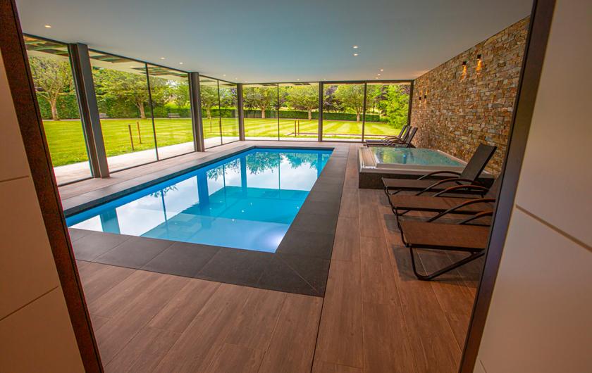 Piscine intérieure dans une habitation