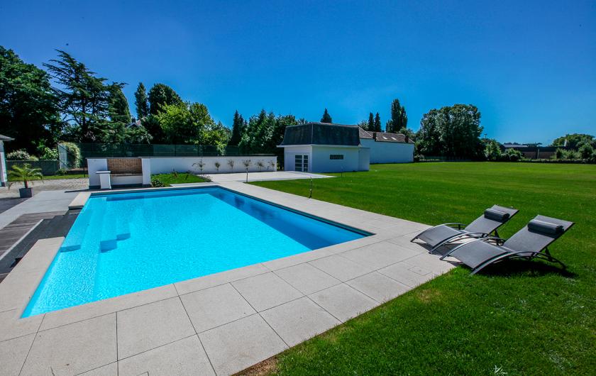 Intégration parfaite de cette piscine avec le jardin