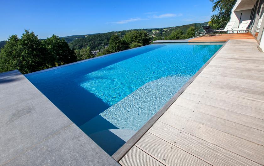 Magnifiques paysages en prolongement de cette piscine à débordement