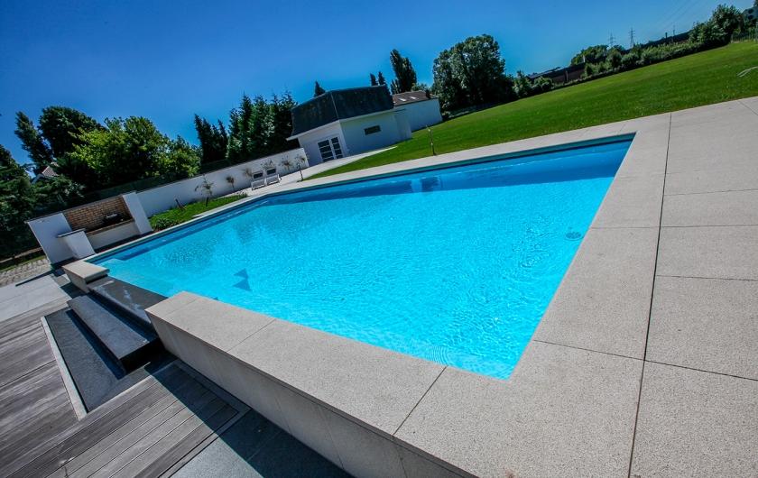 Piscine à débordement