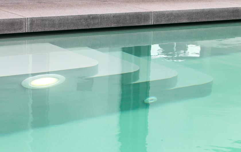 Création d'un escalier en béton pour cette piscine