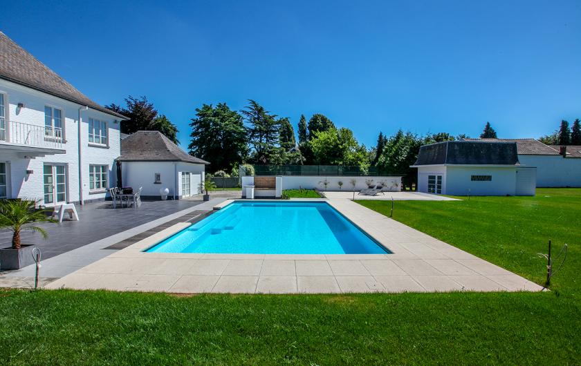 Piscine extérieure contemporaine