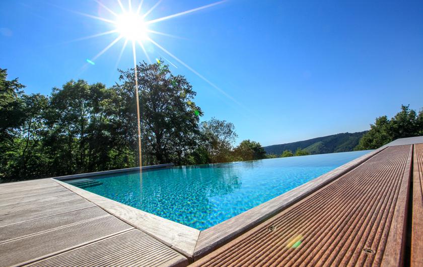 Piscine extérieure à débordement