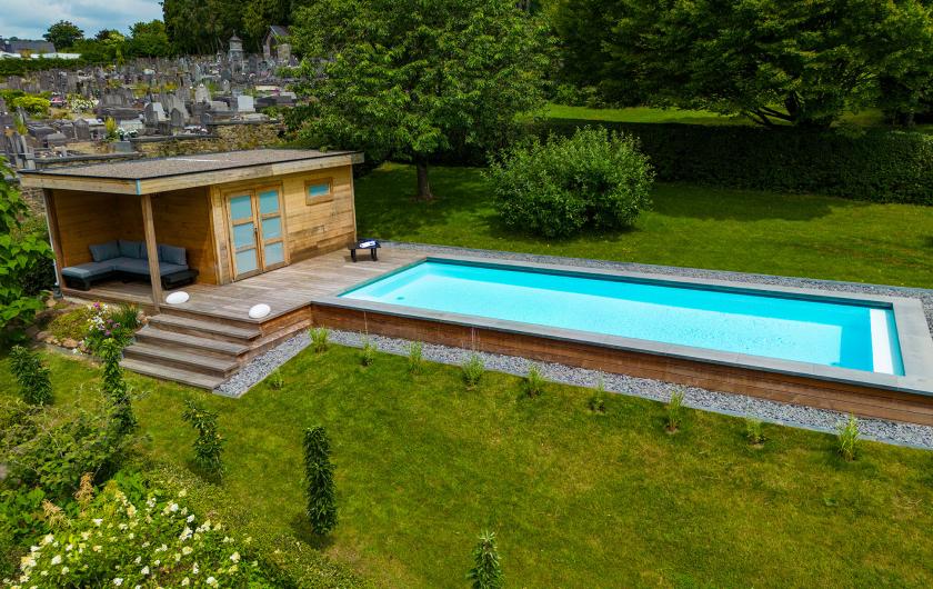 Piscine extérieure et local technique