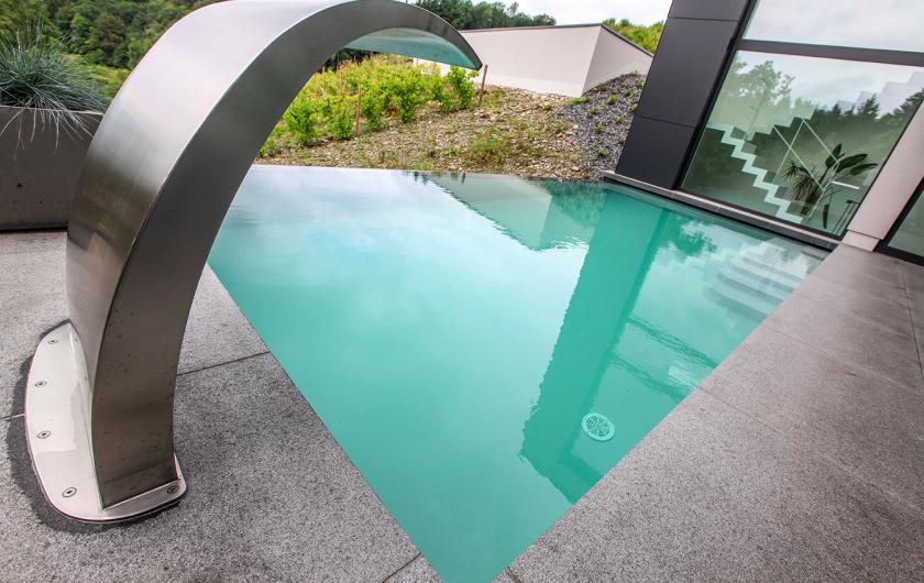 Intégration de jacuzzi dans cette piscine extérieure