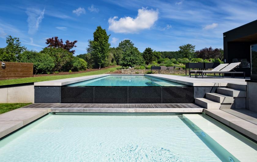 Piscine extérieure à débordement