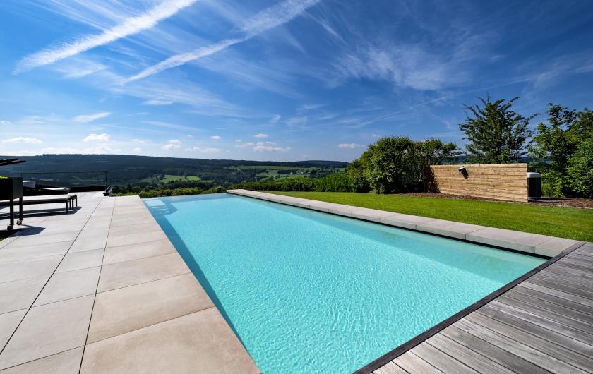 La piscine extérieure par les Piscines Ondine