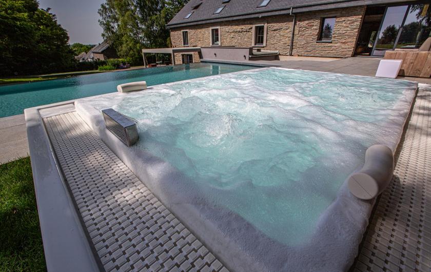 Réalisation d'espace détente par Piscines Ondine