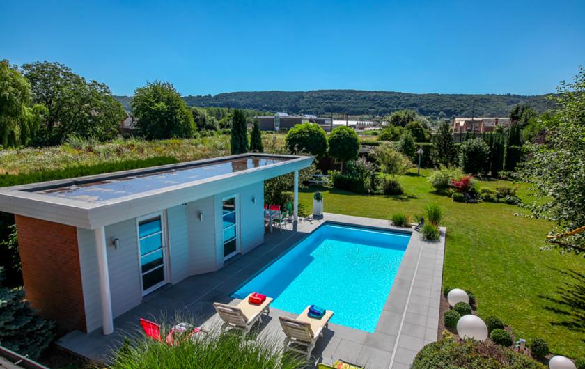 Vue complète sur cet espace piscine