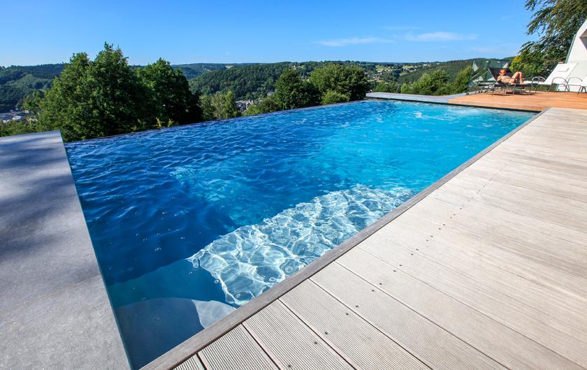 Piscine à débordement, une vue sur l'horizon