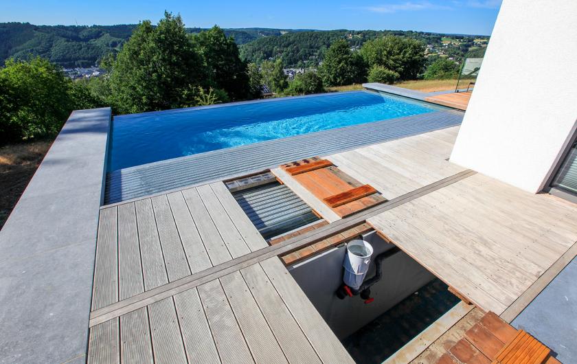 Filtration indépendante d'une piscine à débordement